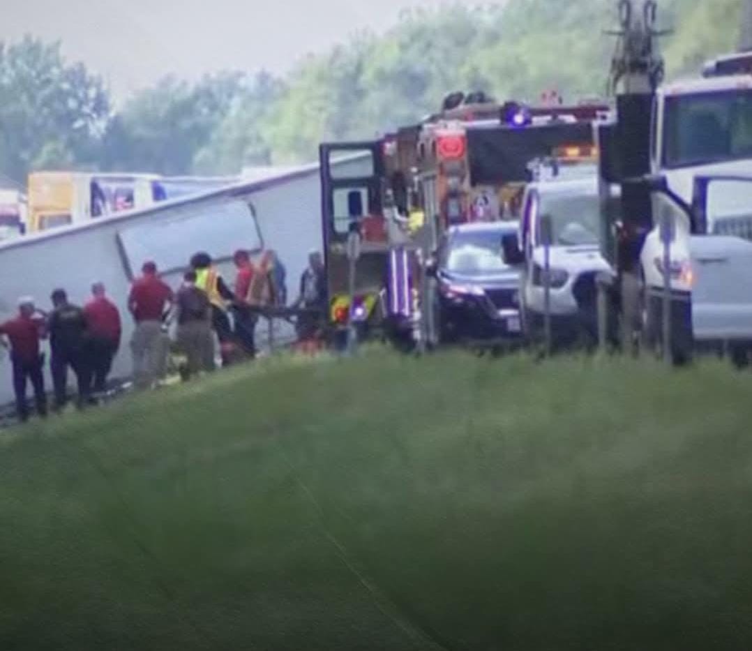 مصرع 5 أشخاص في حادث مروع لانقلاب شاحنة.. فيديو وصور