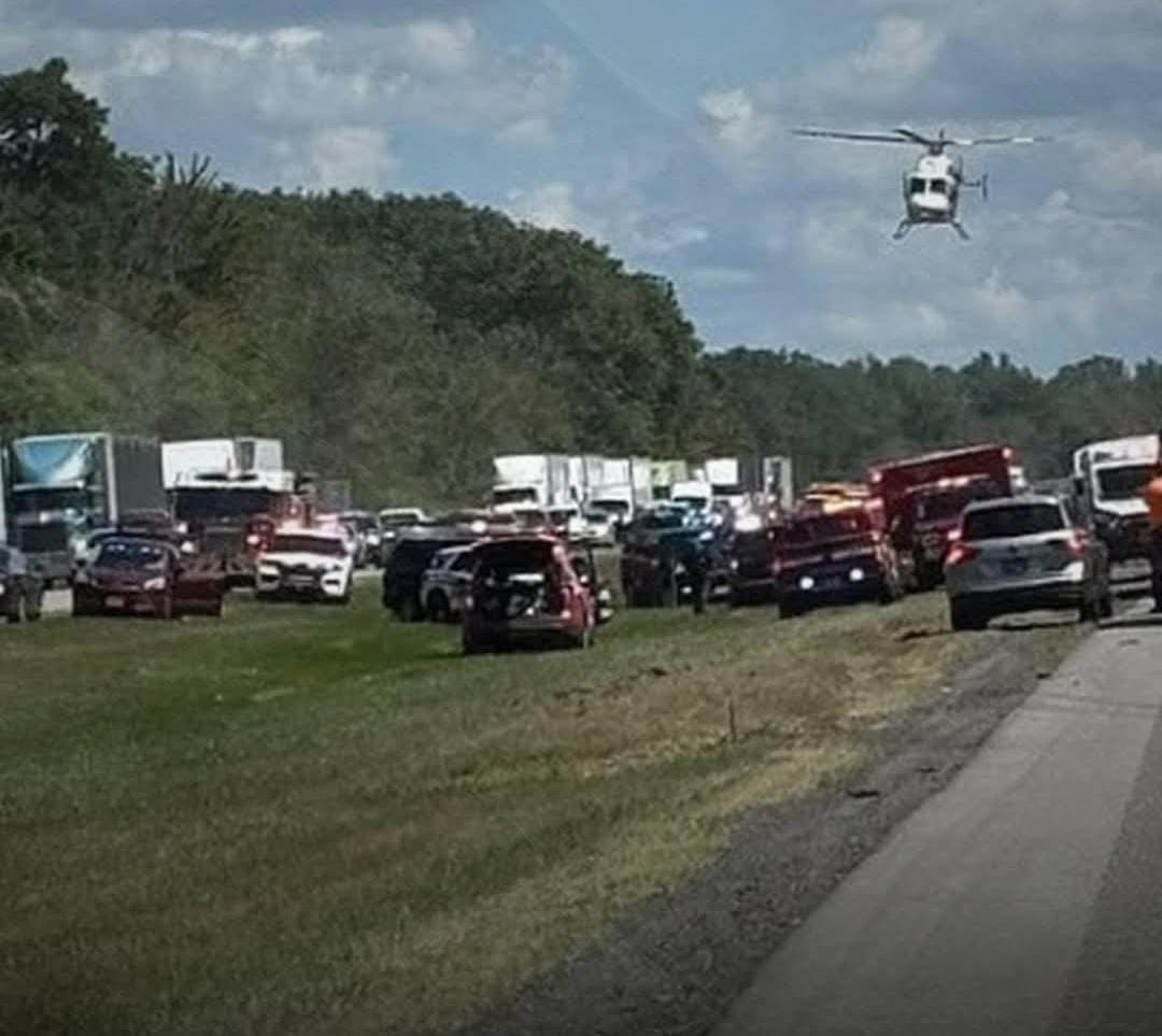 مصرع 5 أشخاص في حادث مروع لانقلاب شاحنة.. فيديو وصور