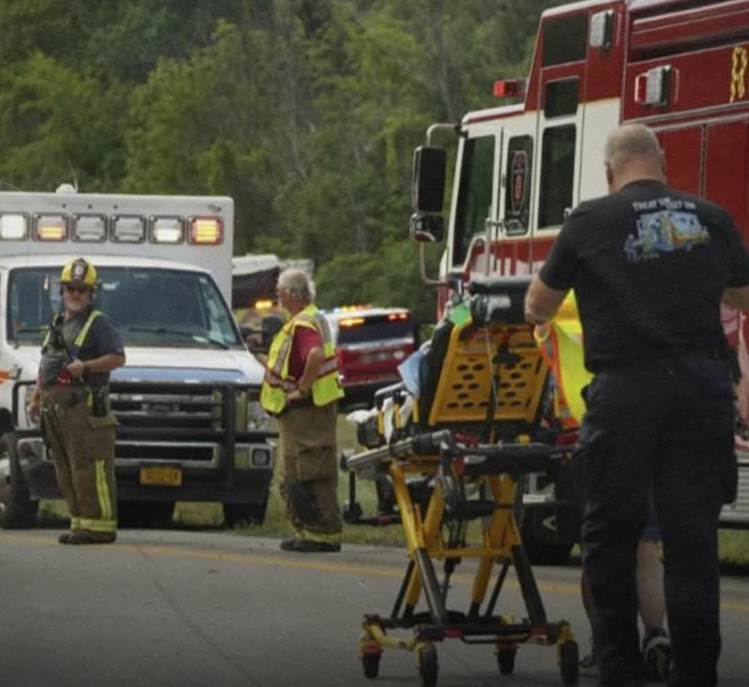 مصرع 5 أشخاص في حادث مروع لانقلاب شاحنة.. فيديو وصور