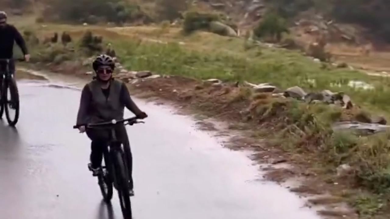 نجلاء الودعاني تستمتع بأجواء أبها..فيديو