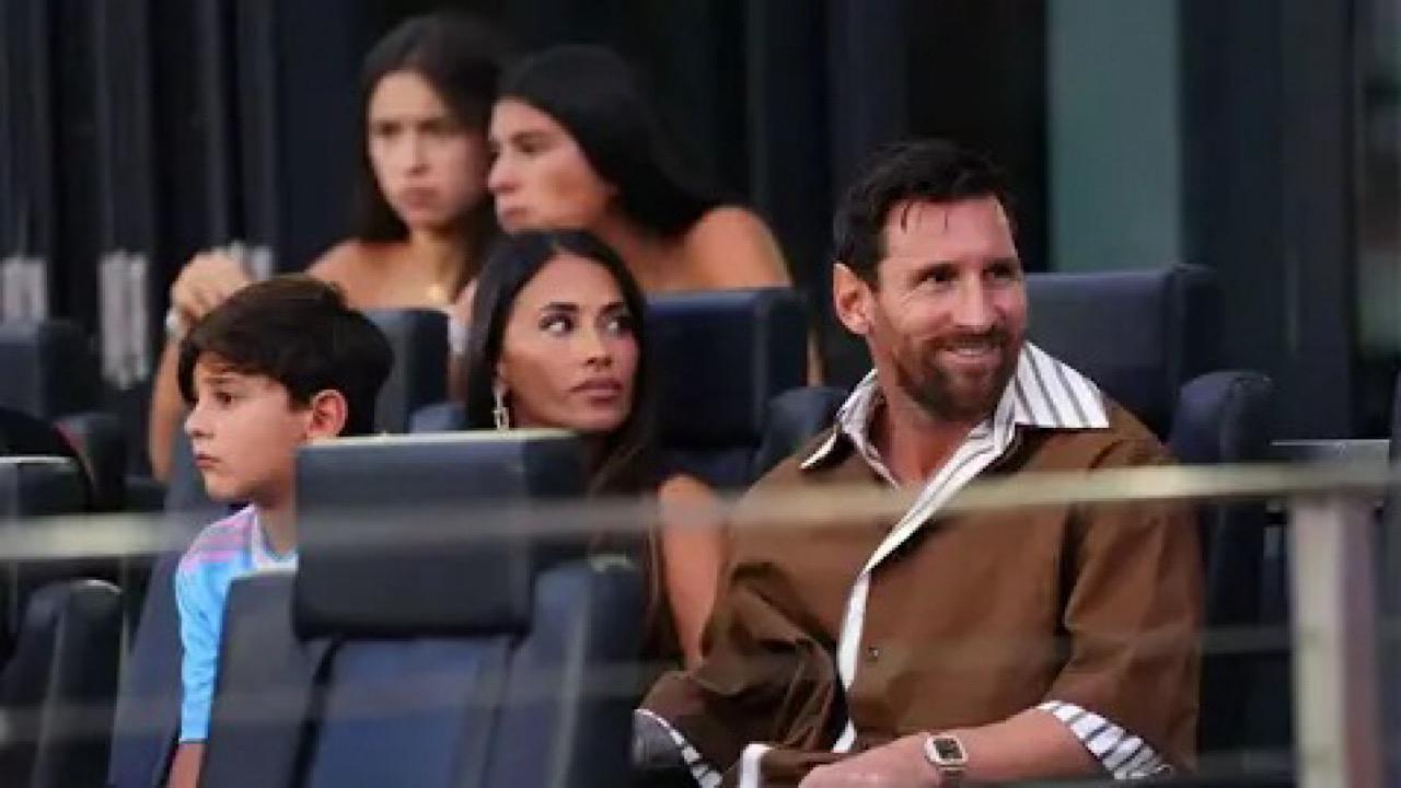 معلومات عن المرأة التي أثارت غيرة أنتونيلا بعد قبلة ميسي..فيديو