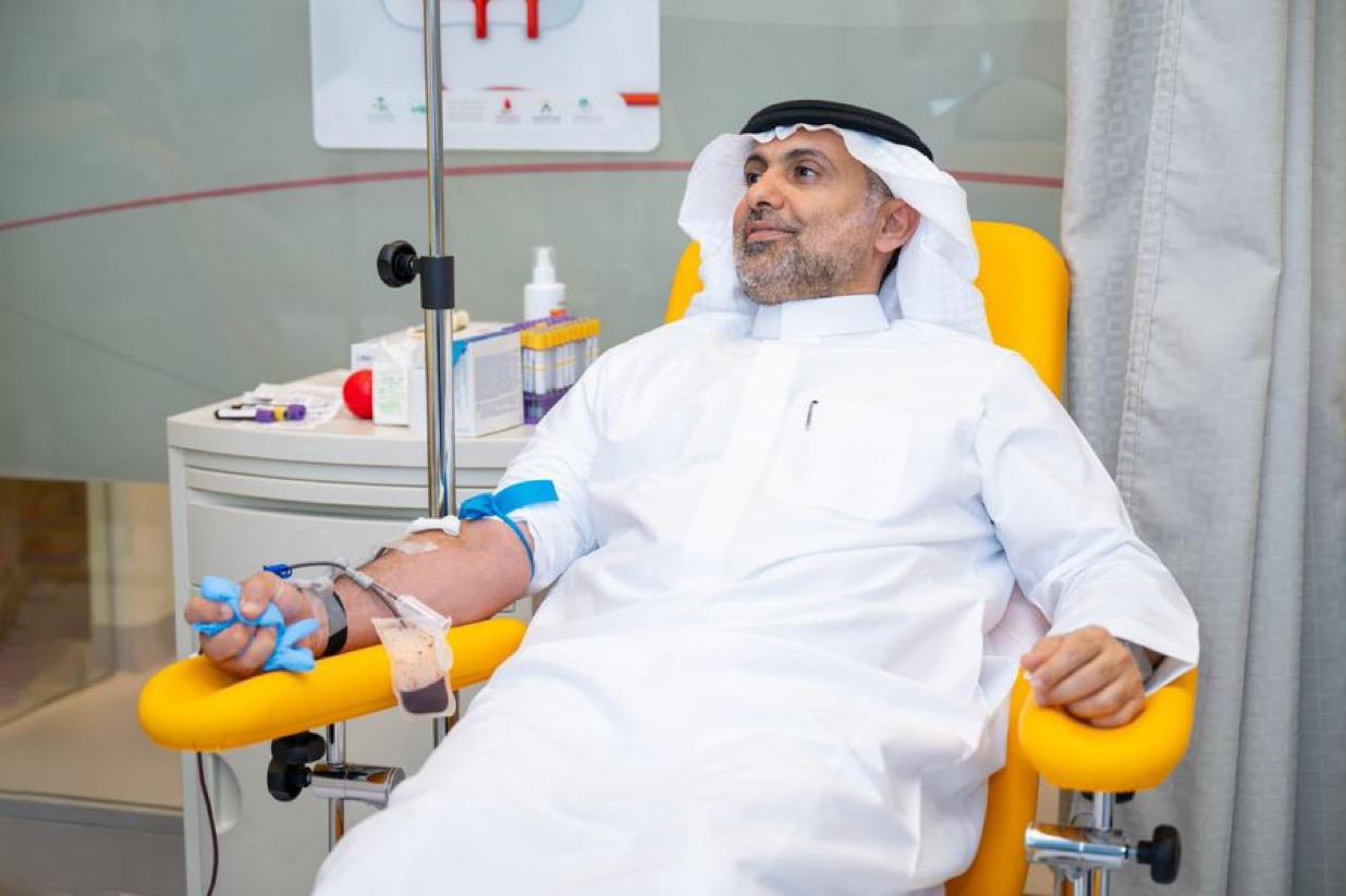 وزير الصحة يقتدي بولي العهد ويشارك في الحملة الوطنية للتبرع بالدم