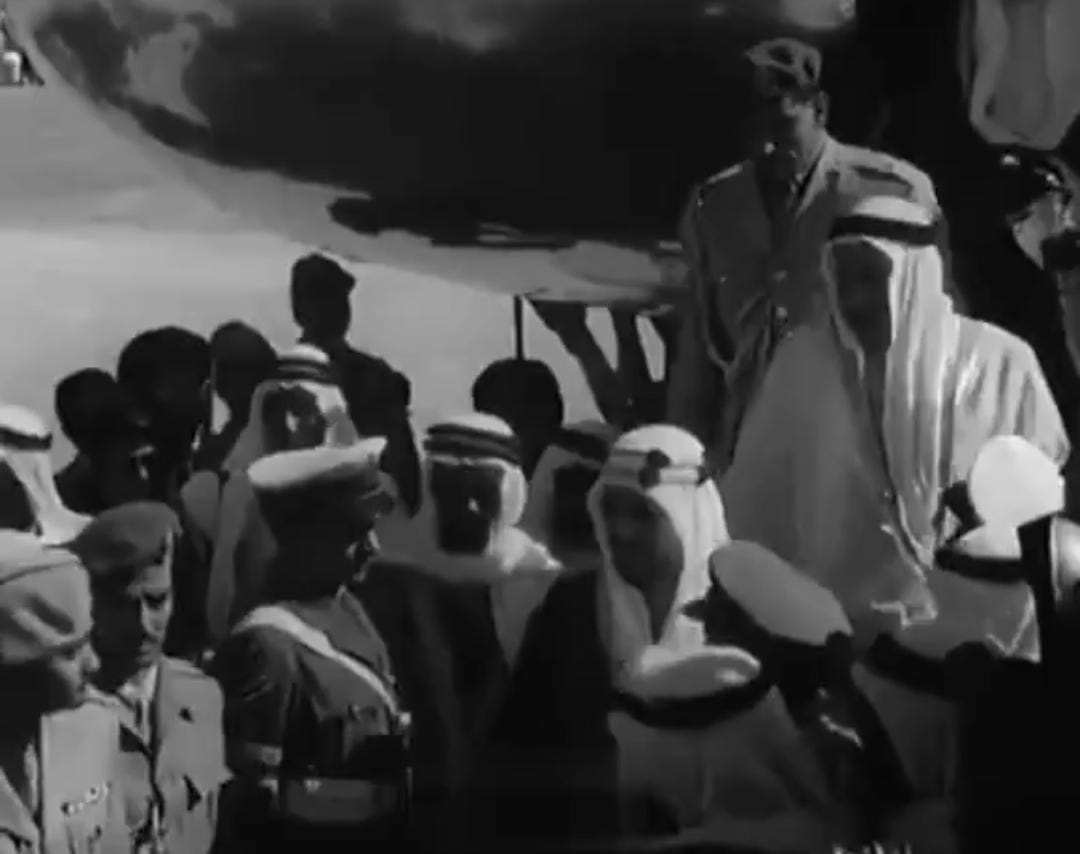 مقطع نادر من زيارة الملك سعود للهند واستقبال شعبي حافل .. فيديو