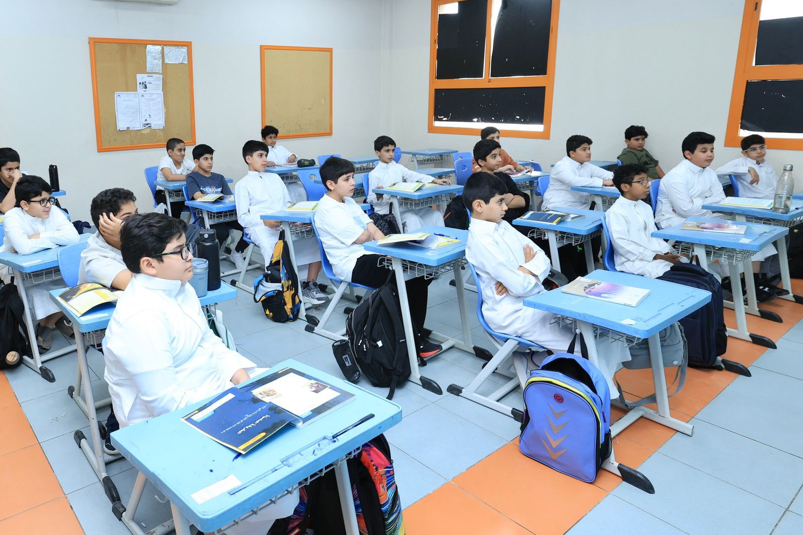 انضباطية عالية للطلاب والطالبات في أول أيام العام الدراسي..صور