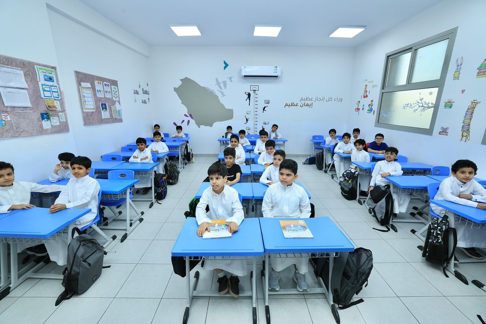 انضباطية عالية للطلاب والطالبات في أول أيام العام الدراسي..صور