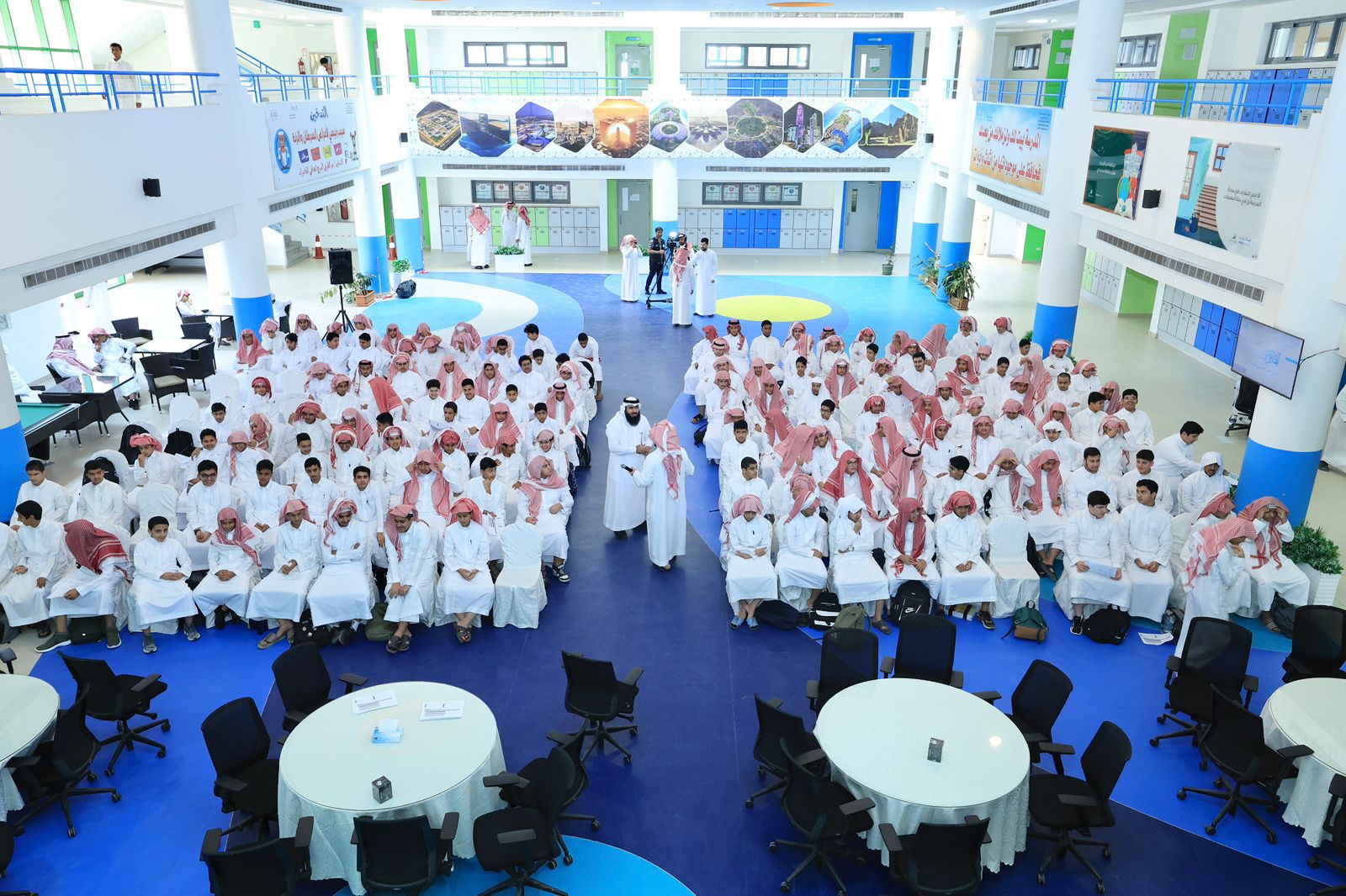 انضباطية عالية للطلاب والطالبات في أول أيام العام الدراسي..صور