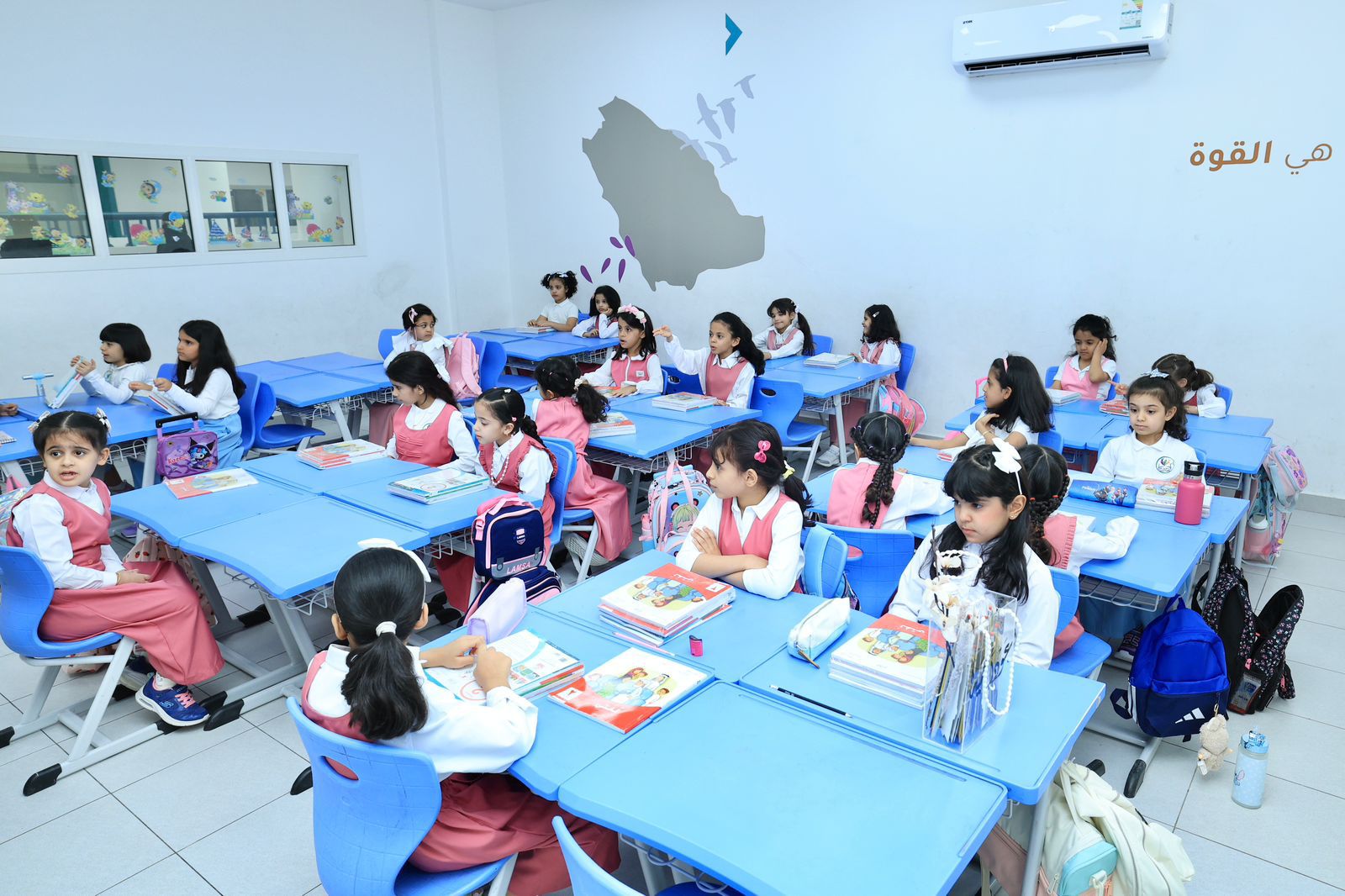 انضباطية عالية للطلاب والطالبات في أول أيام العام الدراسي..صور