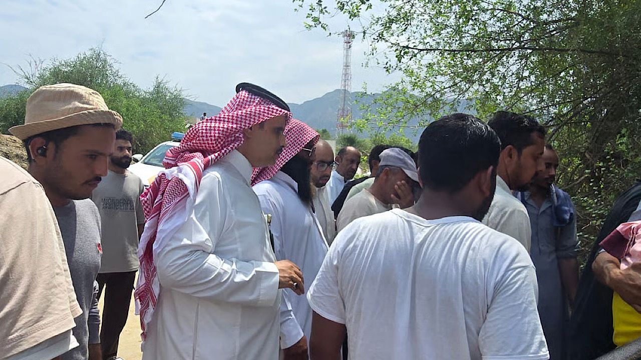 العثور على مفقودي سيول محايل بعد جهود مكثفة