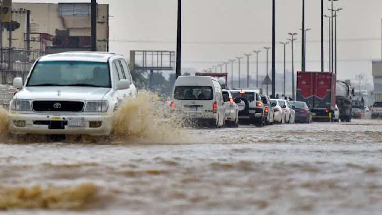 استمرار هطول الأمطار على معظم أنحاء المملكة حتى نهاية الأسبوع الجاري..فيديو