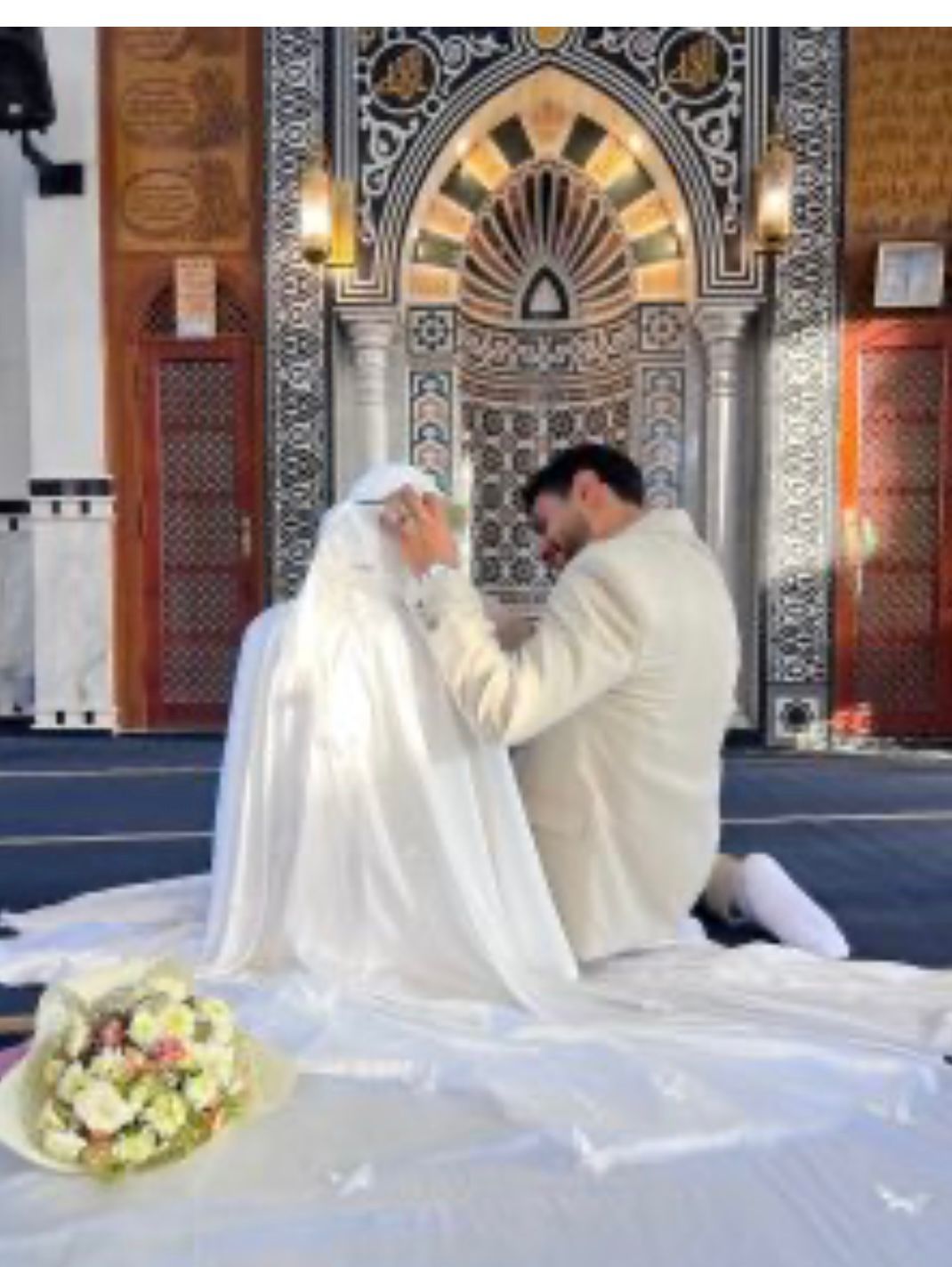 جلسة تصوير زفاف داخل مسجد تثير جدلا واسعا على مواقع التواصل