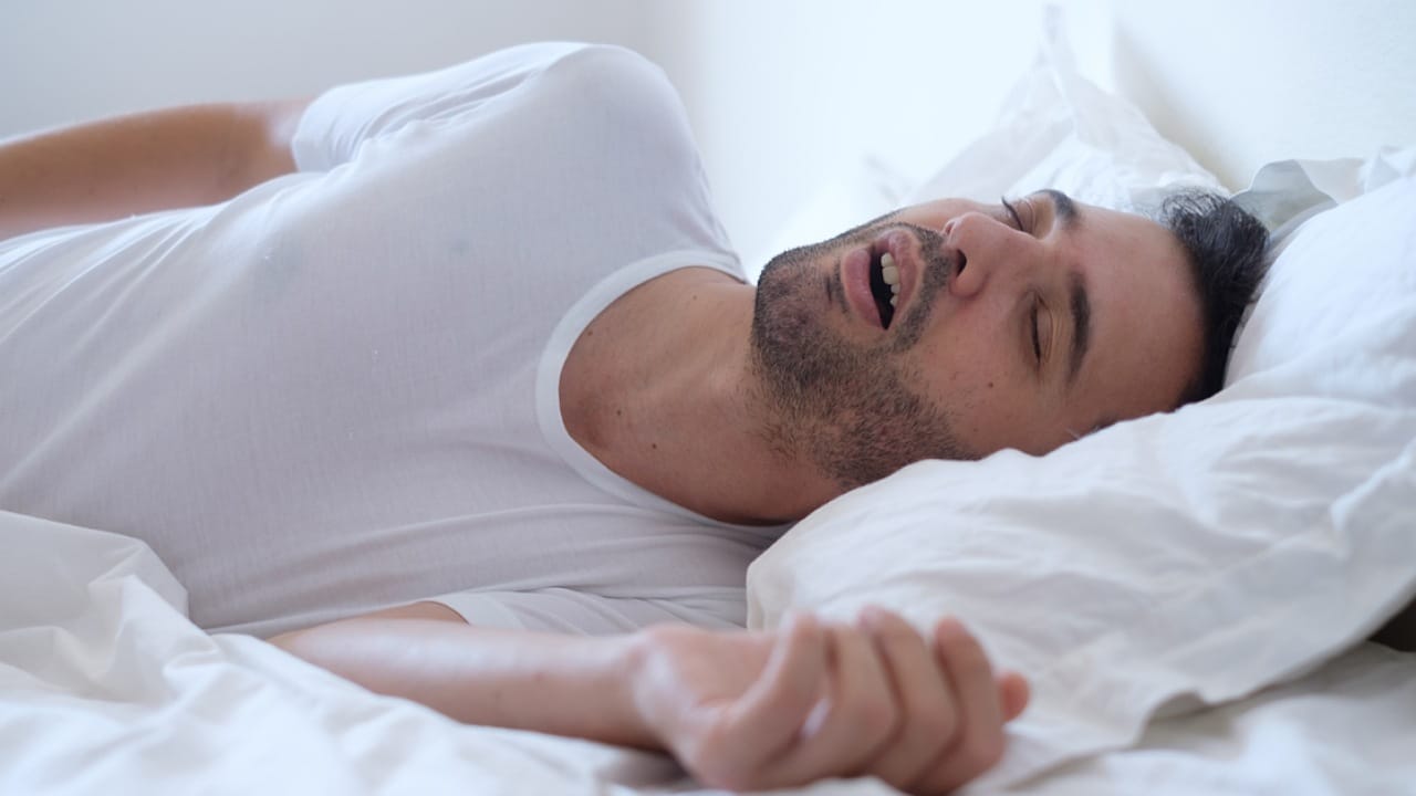 خبراء يكشفون 5 تمارين للتخفيف من الشخير.. من بينها الغناء