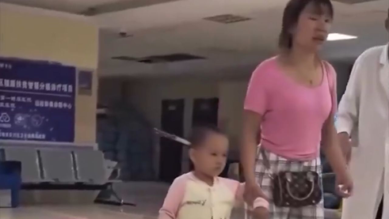 طفلة تصل المستشفى مع والدتها بسكين في جمجمتها دون دموع وتثير الجدل ..فيديو