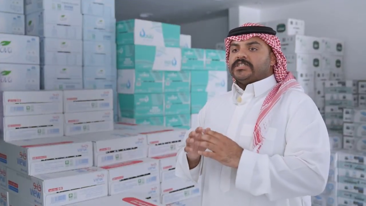 صاحب محل مرطبات يروي تفاصيل سرقة بضاعته بواسطة عامل وسائق مخالفين.. فيديو