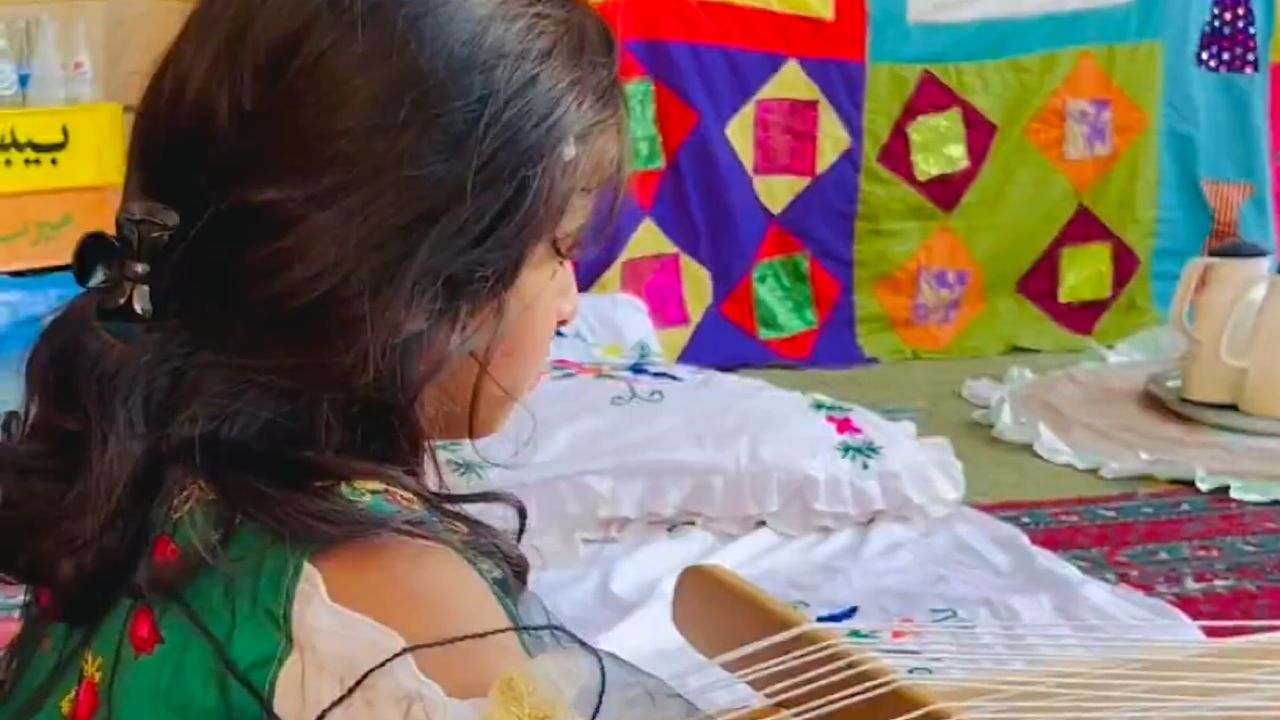 مواطن يكشف عن شغفه بجمع القطع الأثرية في منزله ..فيديو