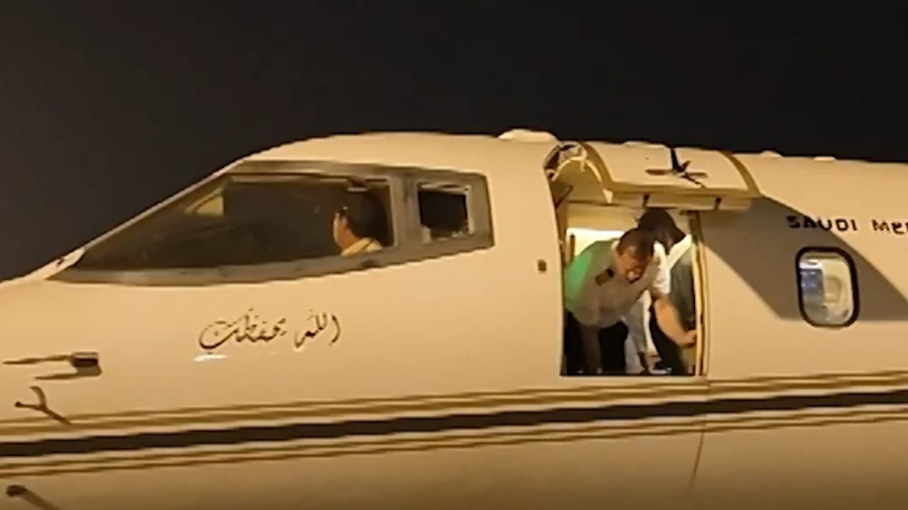 مواطن يشكر القيادة بعد نقل زوجته عبر الإخلاء الطبي من العراق .. فيديو