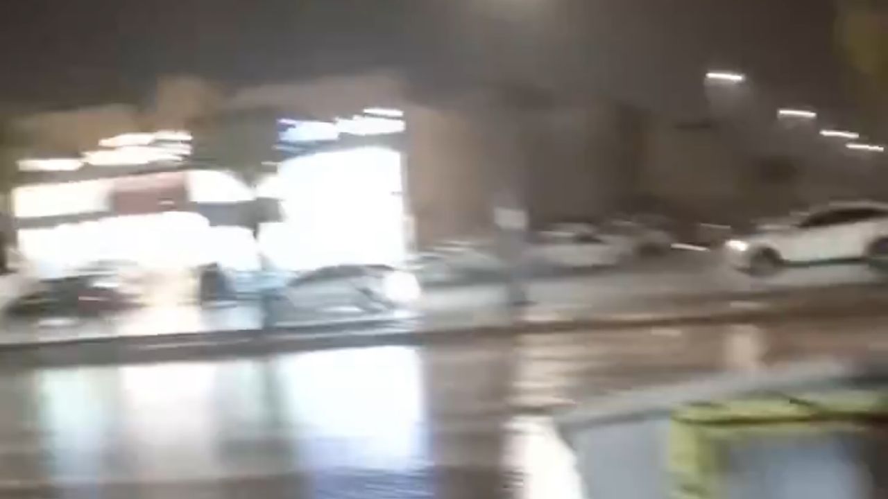 برق يضيء سماء جدة وسط هطول أمطار غزيرة .. فيديو