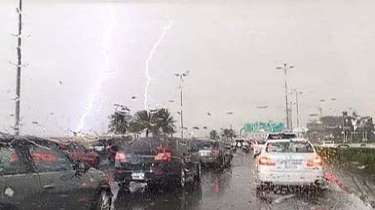 برق يضيء سماء جدة وسط هطول أمطار غزيرة .. فيديو