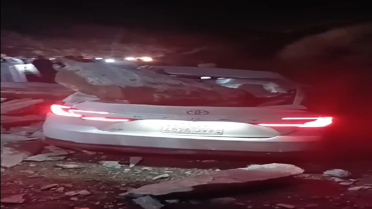 انهيارات صخرية بعسير تدمر سيارة وتعطل حركة المرور.. فيديو