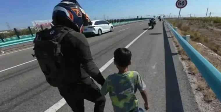 أب يعاقب طفله بتركه وحيدا على جانب طريق سريع .. صور