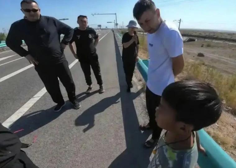 أب يعاقب طفله بتركه وحيدا على جانب طريق سريع .. صور