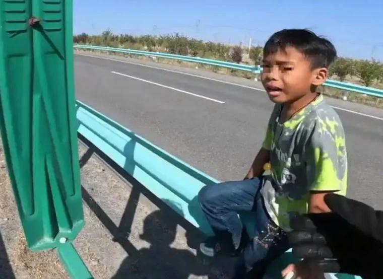 أب يعاقب طفله بتركه وحيدا على جانب طريق سريع .. صور