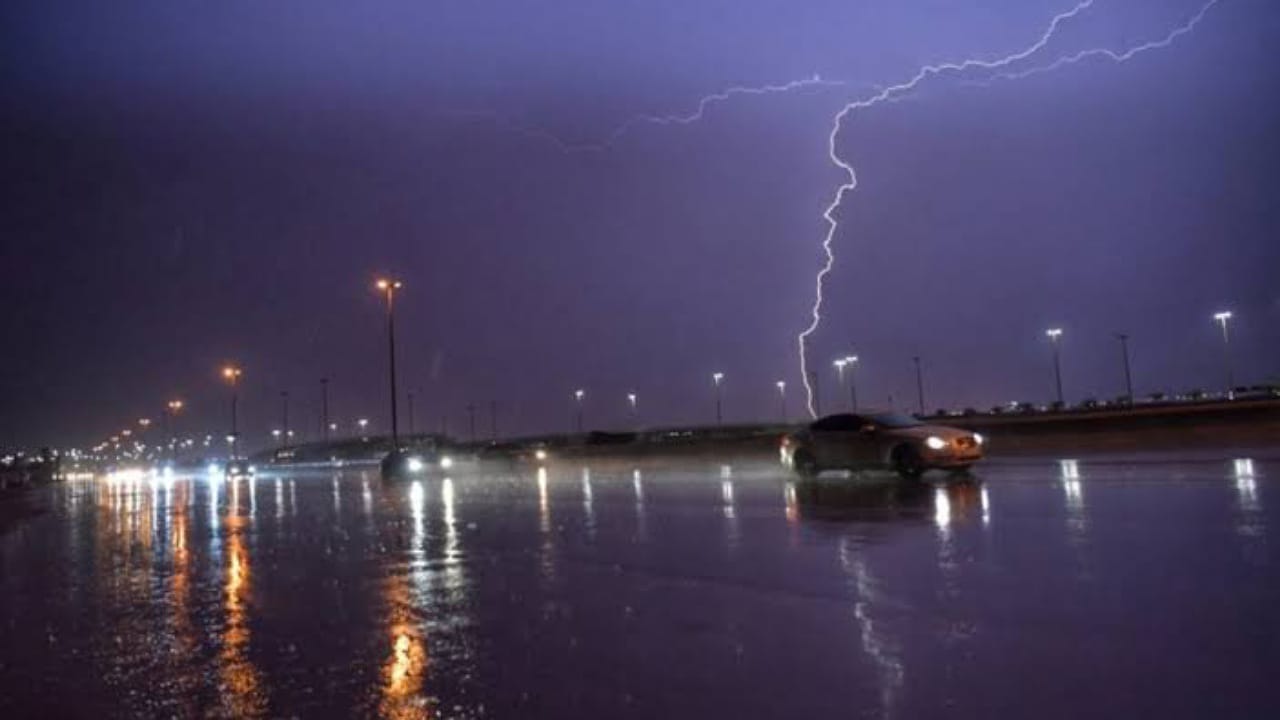 الدفاع المدني: أمطار رعدية غزيرة تضرب معظم مناطق المملكة حتى الاثنين