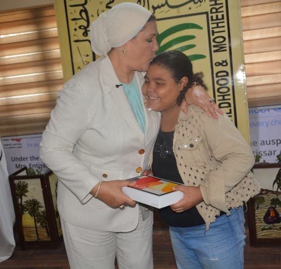 طفلة تعطي درسا في الكرم وتتصدر مواقع التواصل ..فيديو