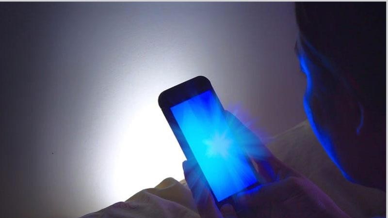 استشاري: الضوء الأزرق من الشاشات يسرع شيخوخة البشرة
