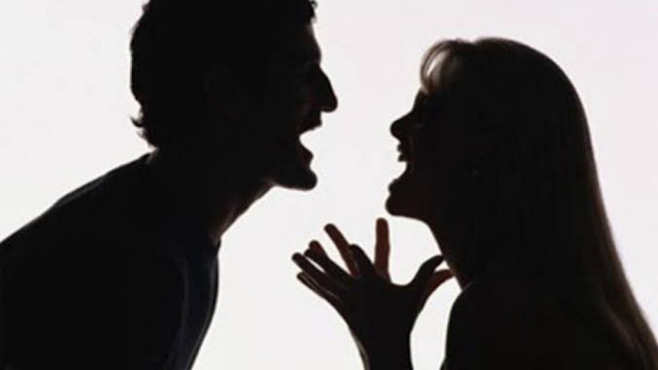 رجل يتدلى من شرفة الطابق الخامس رفضا لطلاق زوجته