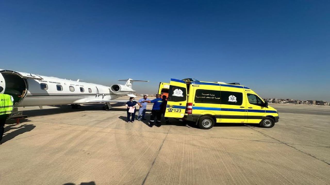 سفارة المملكة بمصر تنقل مواطنة حالتها حرجة عبر طائرة إخلاء طبي