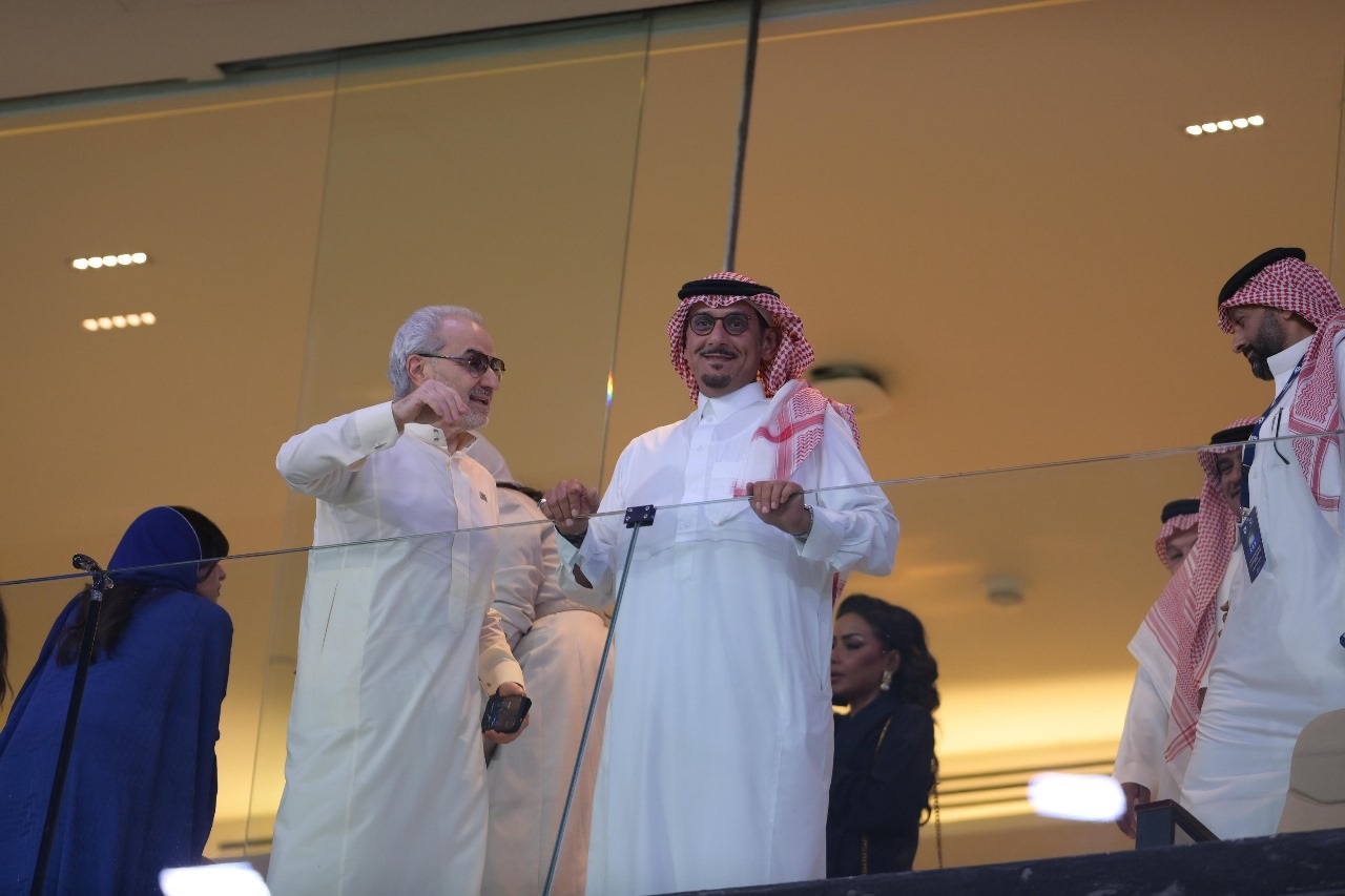 لحظة تفاعل الأمير الوليد ورئيس الهلال مع الجماهير.. صور