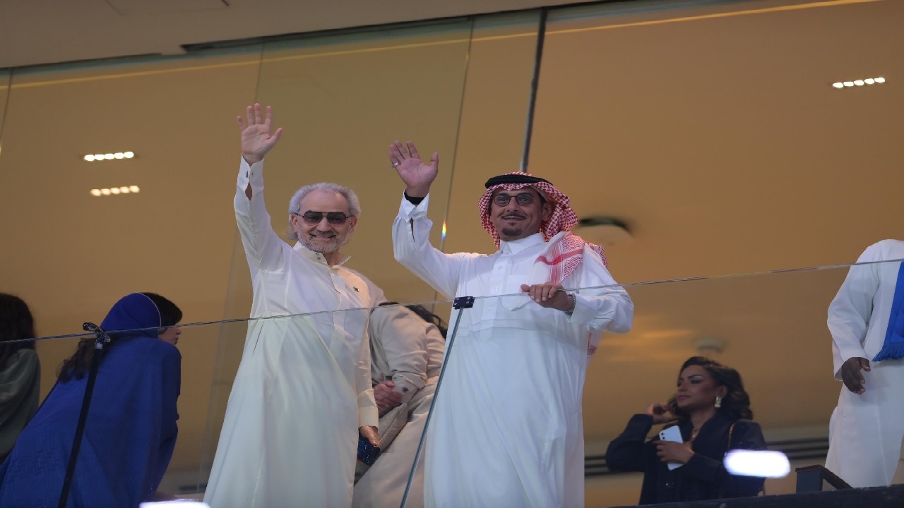 لحظة تفاعل الأمير الوليد ورئيس الهلال مع الجماهير .. صور