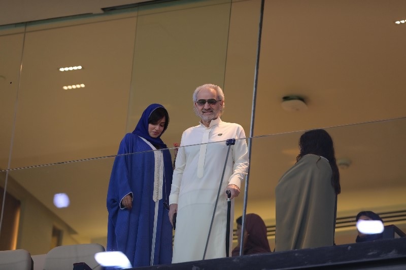 لحظة تفاعل الأمير الوليد ورئيس الهلال مع الجماهير.. صور