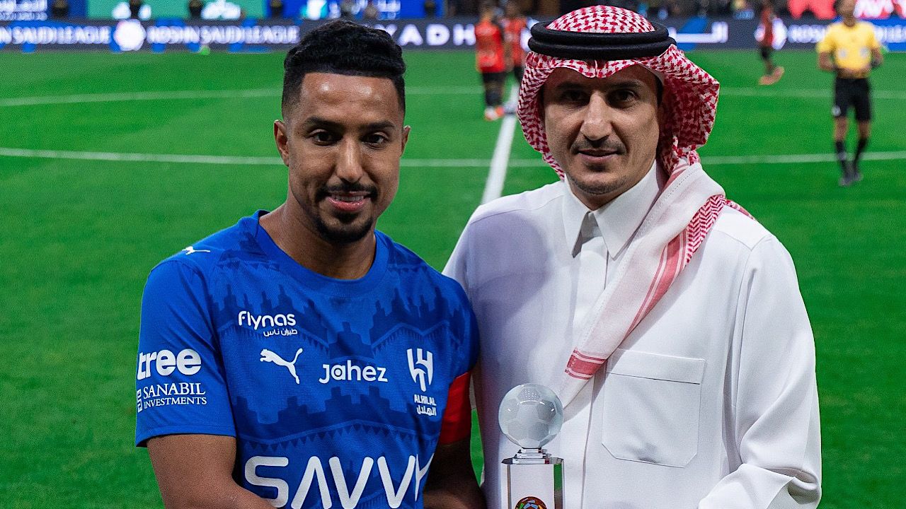 تتويج سالم الدوسري بجائزة أفضل لاعب سعودي .. فيديو