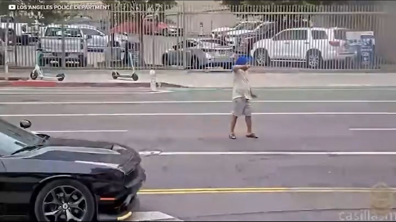 رجل يوقف سيارته وسط الطريق ويهدد المارة بساطور ..فيديو