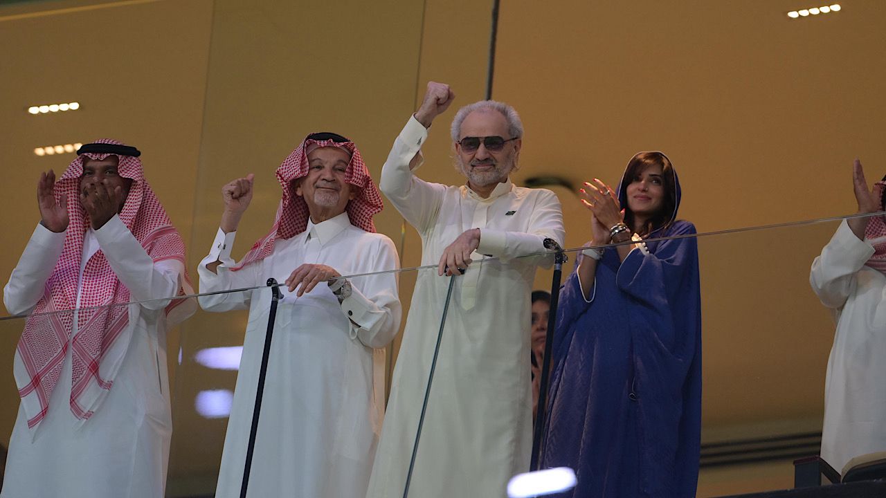 الهلال يستحضر بطولات فهد بن نافل بحضور الأمير الوليد وسعد بن نافل .. صور