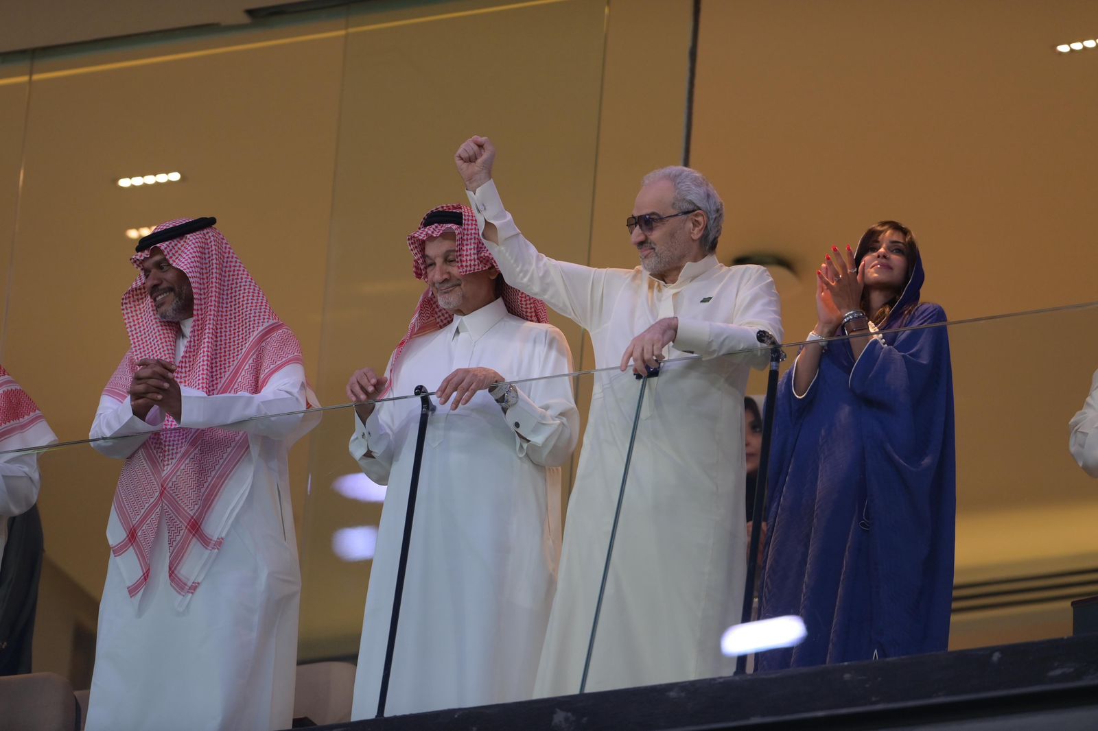 الهلال يستحضر بطولات فهد بن نافل بحضور الأمير الوليد وسعد بن نافل .. صور