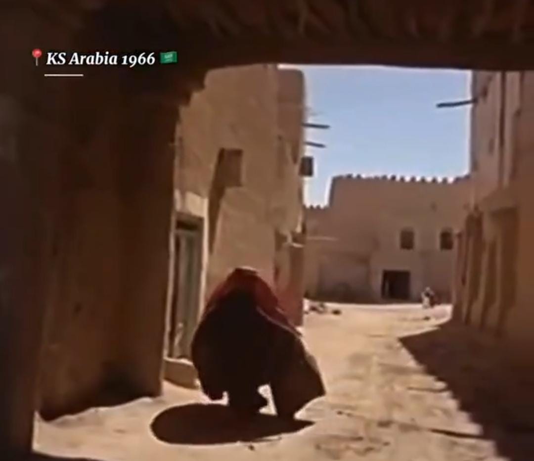 مشاهد تاريخية نادرة تستعرض حياة البادية في الستينيات.. فيديو
