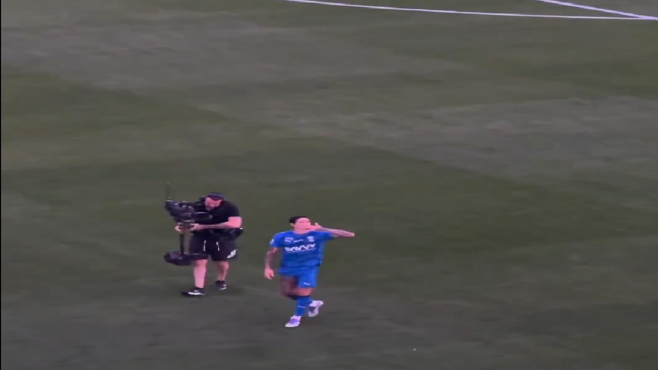 نونيز يحتفل بالقبلات مع جماهير الهلال بعد الفوز .. فيديو