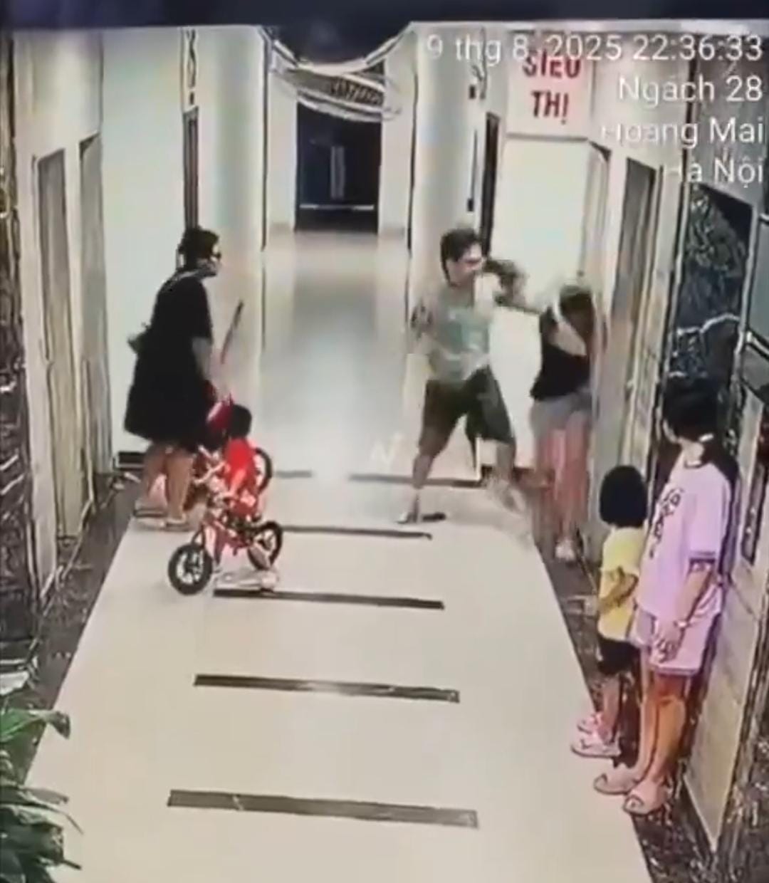 مشهد صادم لرجل يوجه اللكمات لجارته داخل مجمع سكني .. فيديو