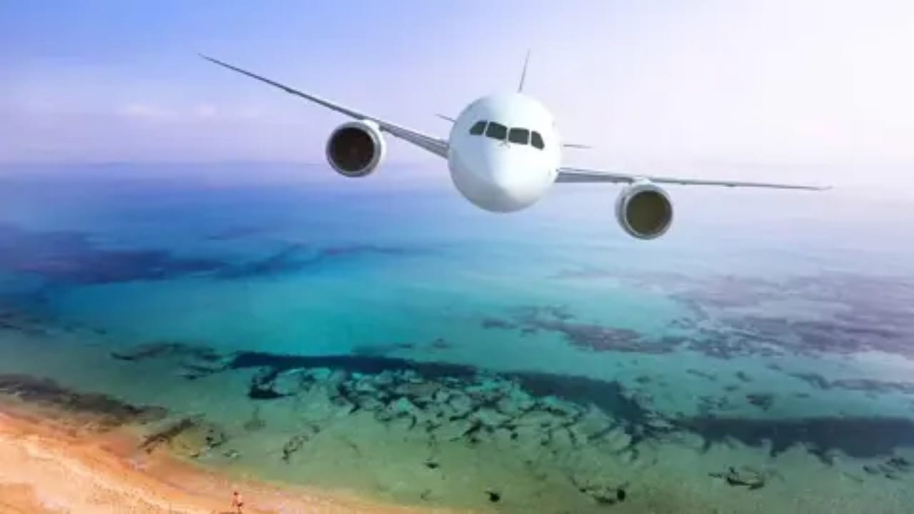 نجاة طيار أمريكي بعد هبوط اضطراري مفاجئ في المحيط .. فيديو