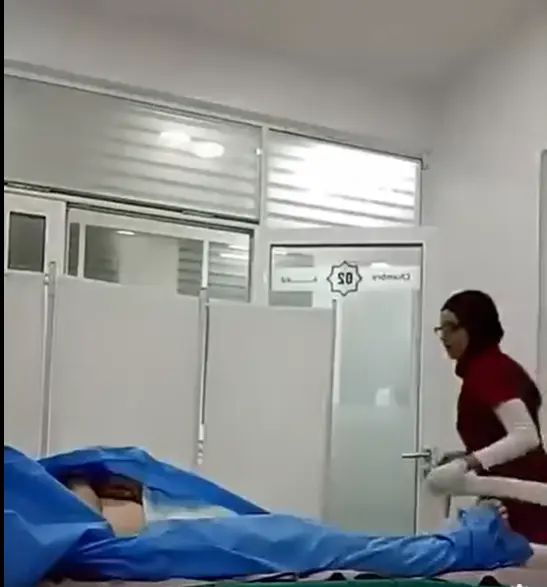 إيقاف ممرضة صورت متوفى أثناء تجهيزه قبل تسليمه لعائلته