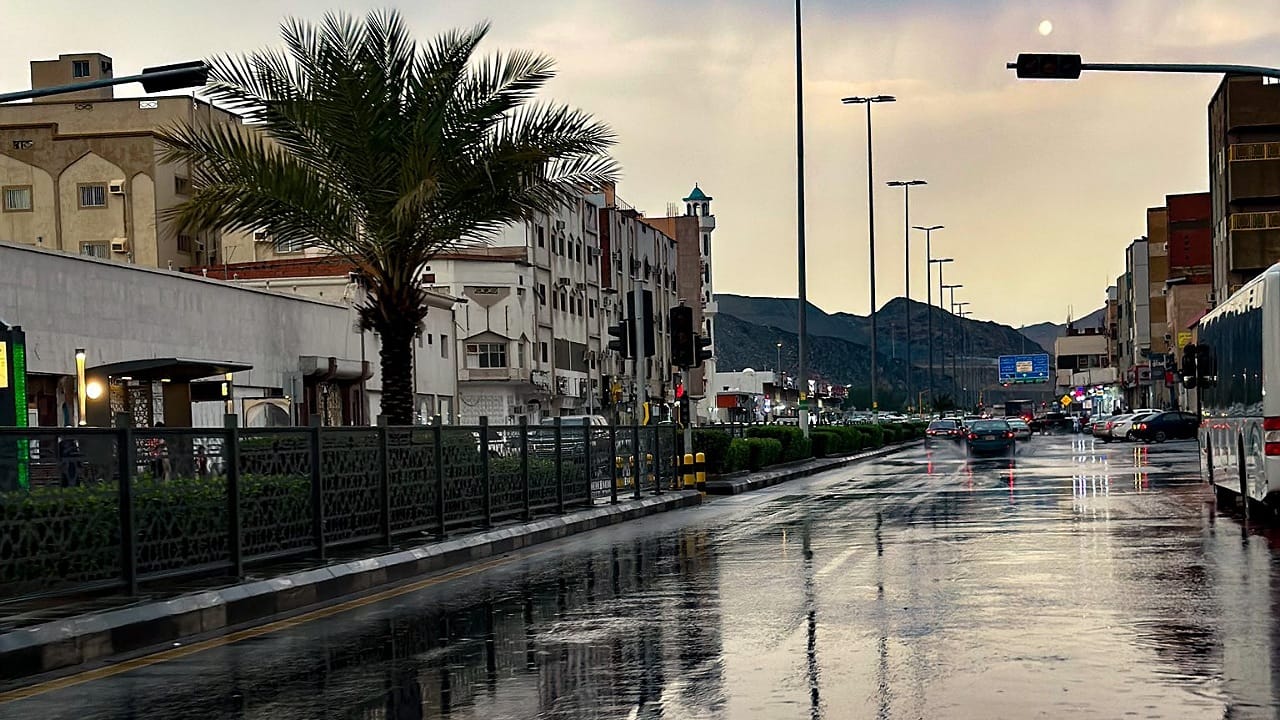 إمارة مكة تصدر تحذيرًا لسالكي الطرق بسبب أمطار رعدية متوقعة