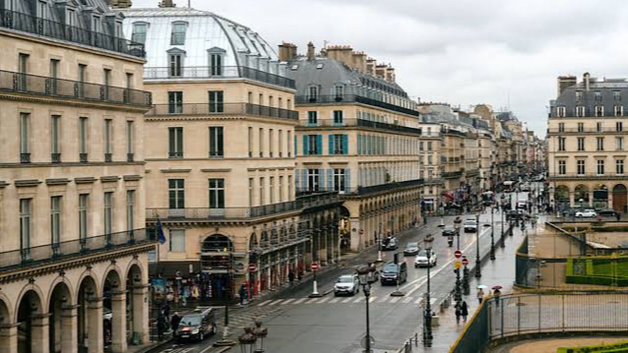 الفنانة ألفت عمر تستغيث بعد تعرضها للسرقة في باريس