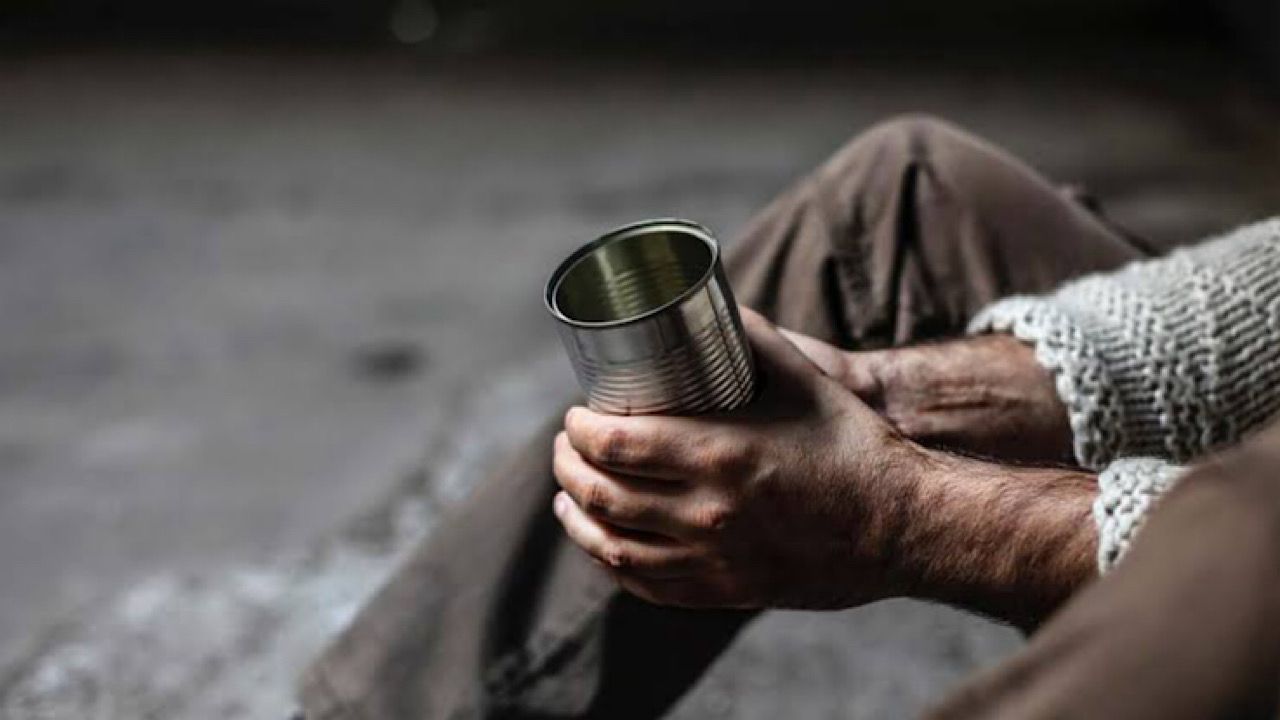 ضبط متسول يملك ثروة ومقتنيات فاخرة.. فيديو