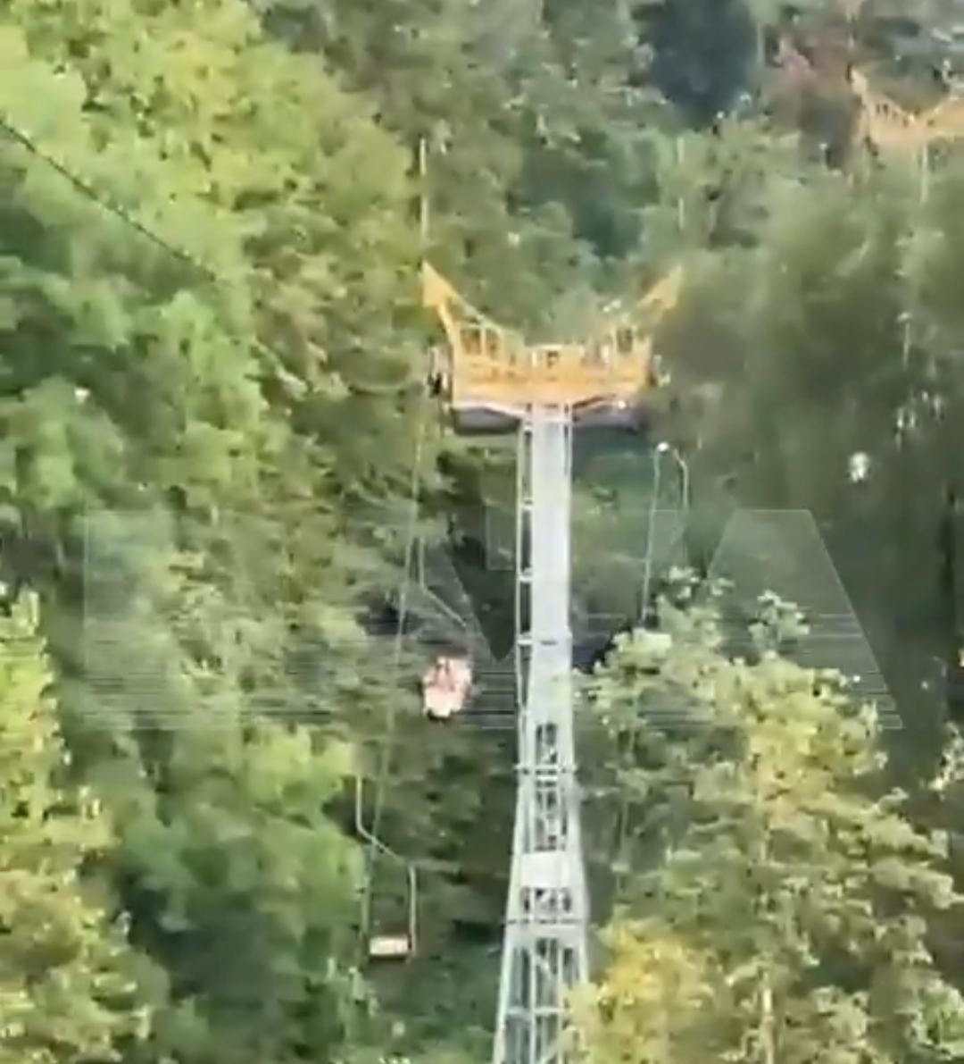 مشاهد مروعة لركاب معلقين بعد انهيار تلفريك بروسيا.. فيديو