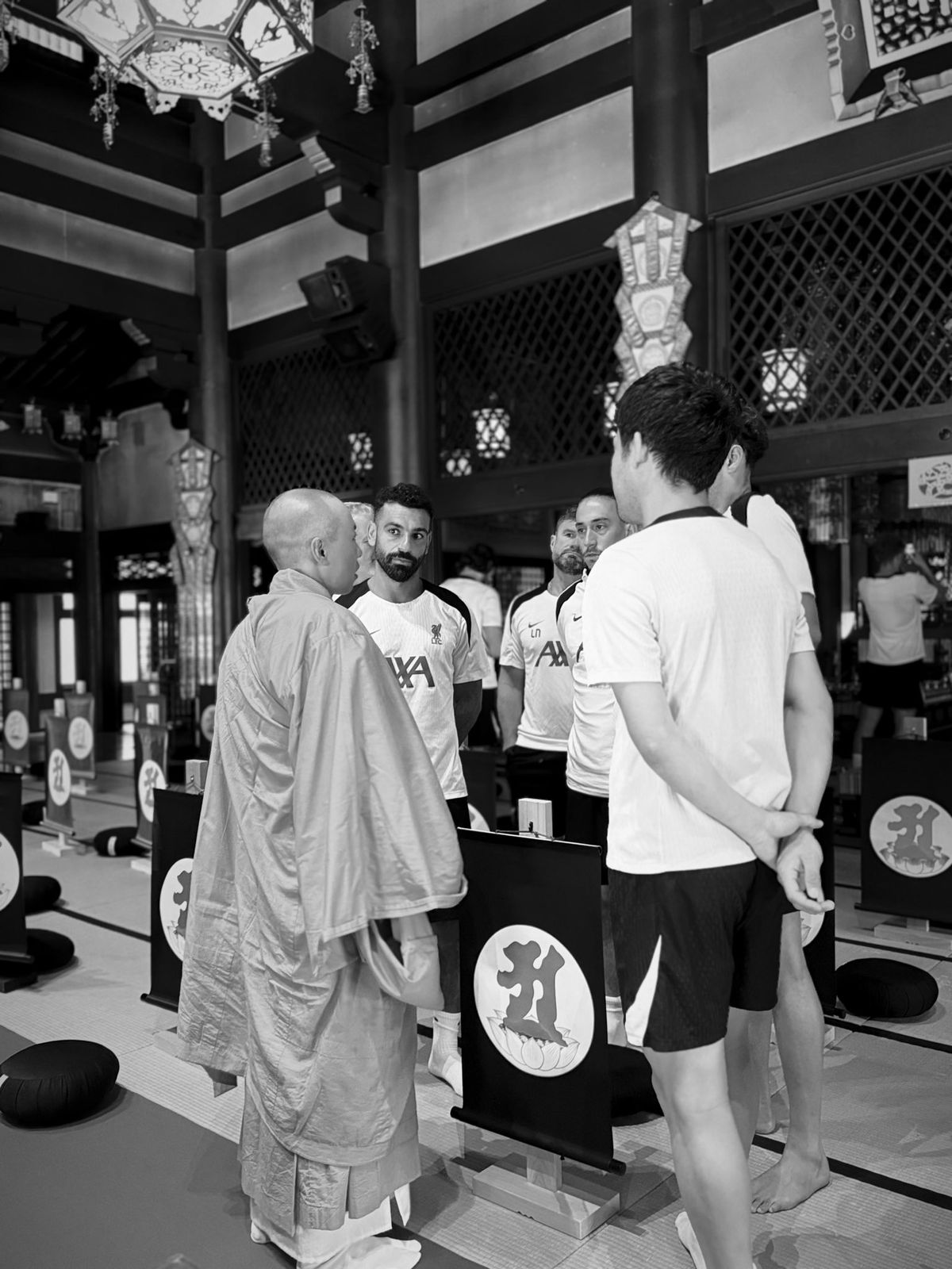 محمد صلاح يعلق على زيارة معبد إيكوين البوذي.. صور