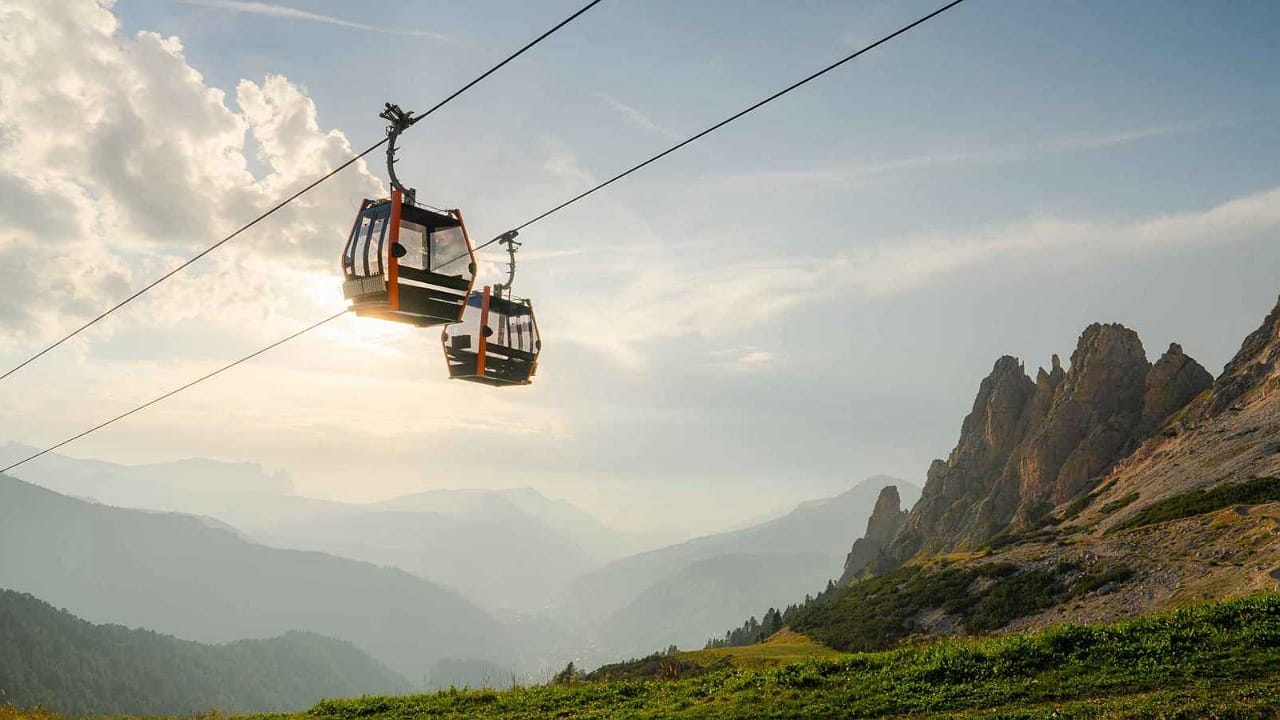 مشاهد مروعة لركاب معلقين بعد انهيار تلفريك بروسيا.. فيديو