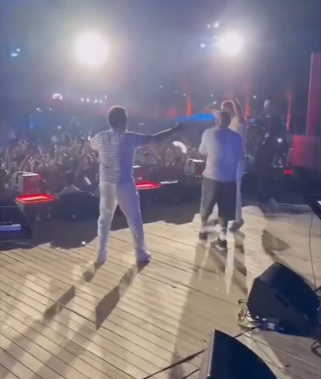 أحمد حلمي وعمرو يوسف يقتحمان المسرح ويشعلان الأجواء في حفل عمرو دياب.. فيديو