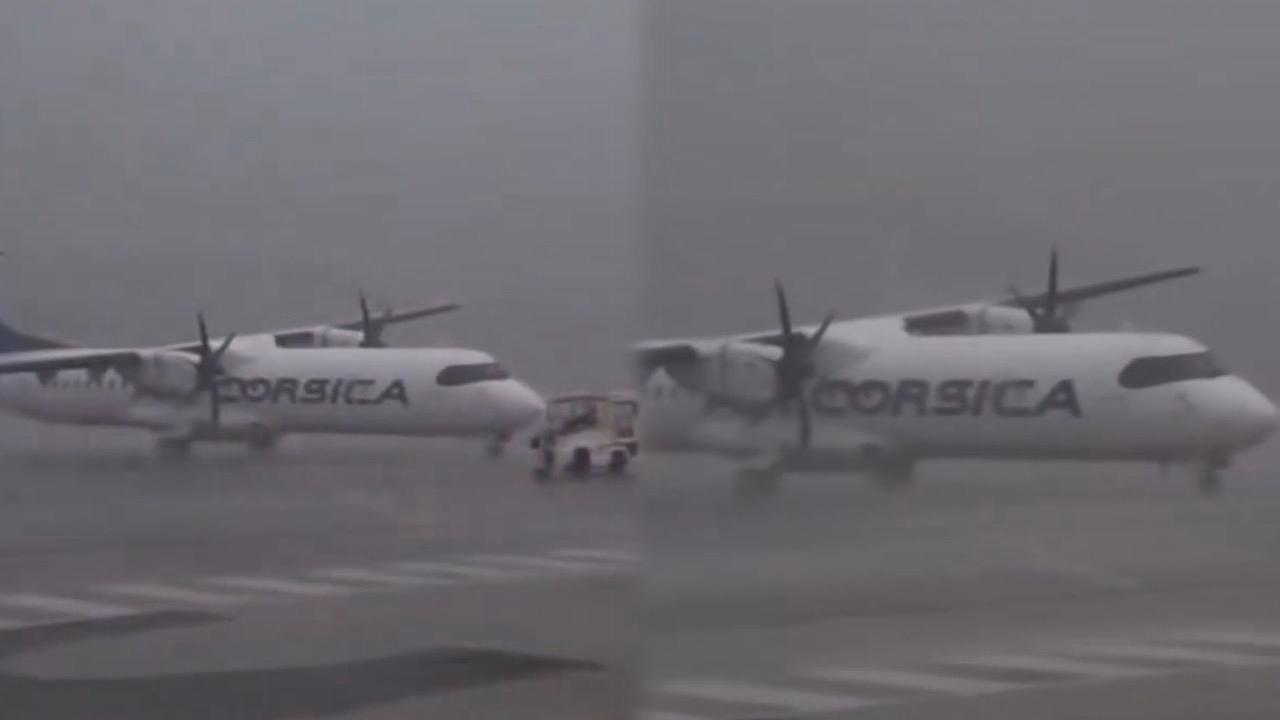 عاصفة مطرية قوية تحرك طائرة من مكانها على أرض المطار.. فيديو